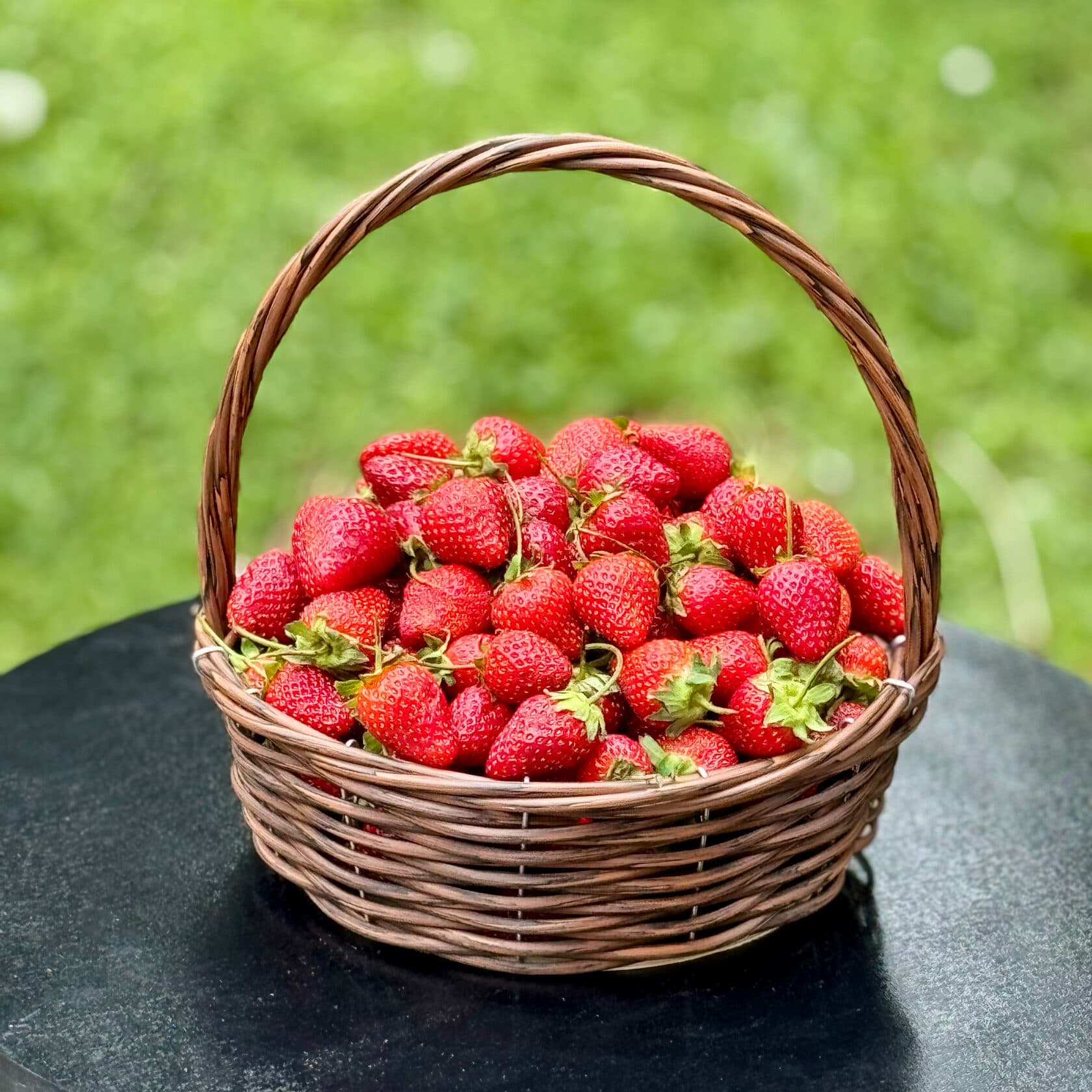 Корзина с сочной клубникой