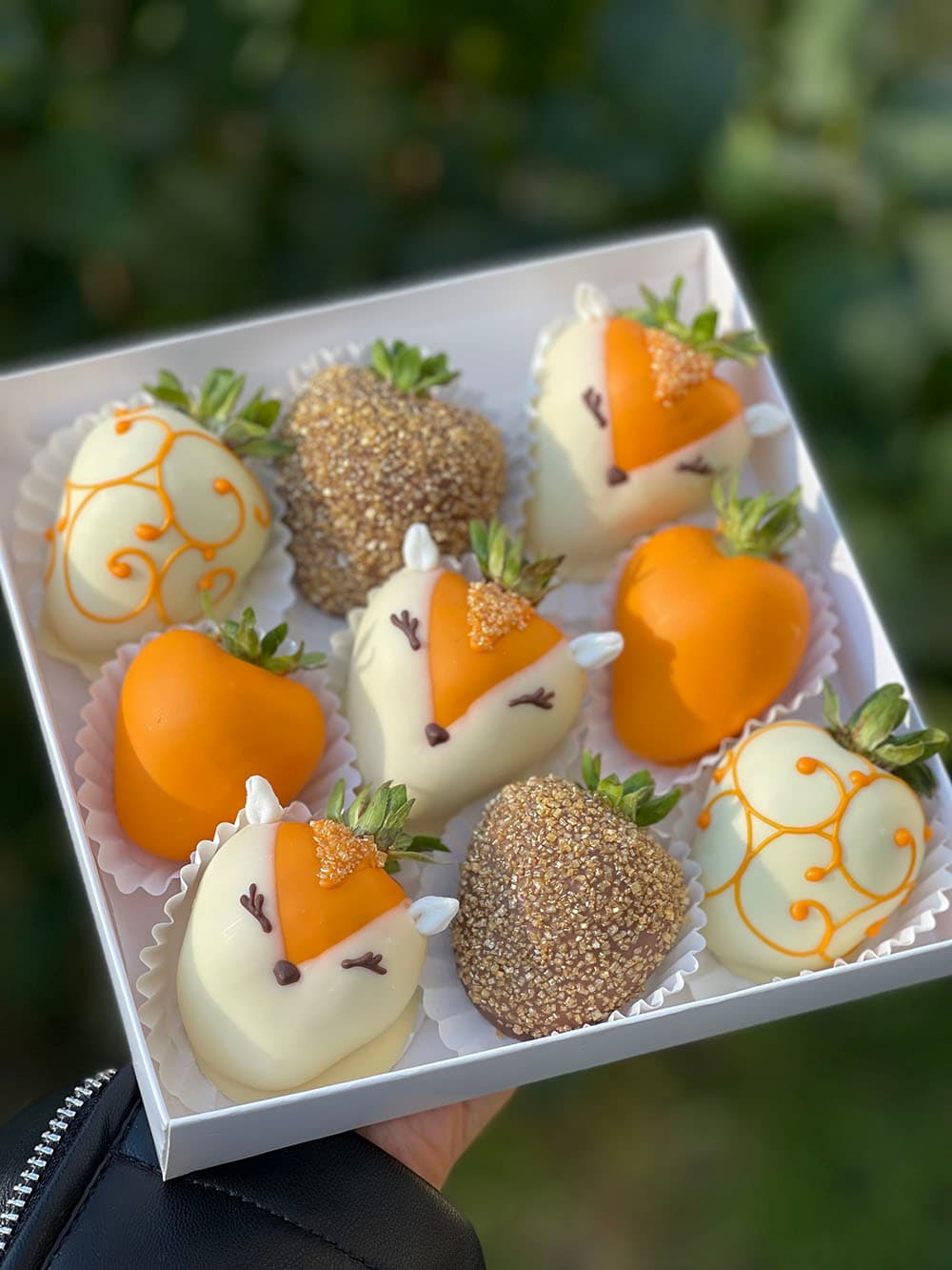 Клубника в молочном и белом шоколаде 'Лисички'