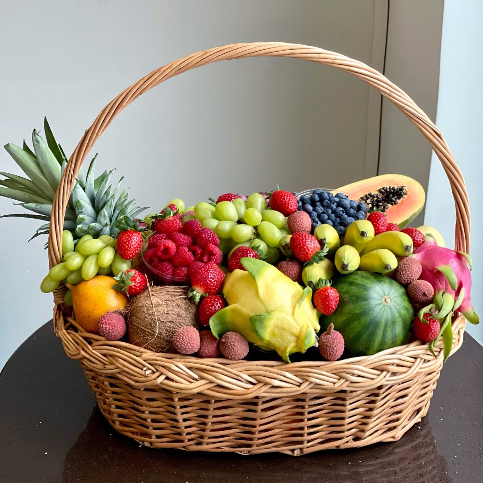 Фруктовая корзина ананасом, манго, папайей и питахайей "Tutti Frutti Vip"