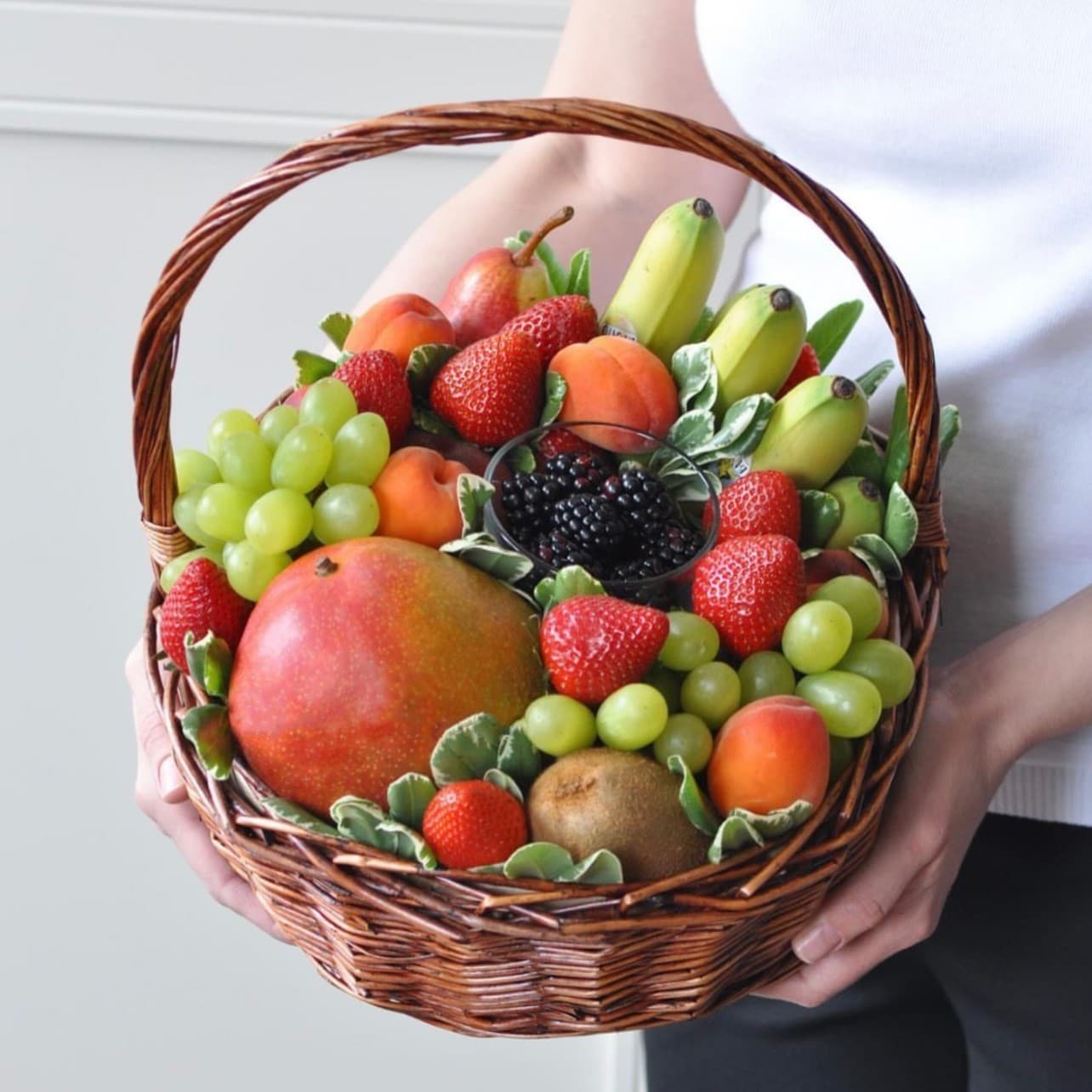 Фруктовая корзина с манго, киви, мандаринами и бананами "Манго и компания"