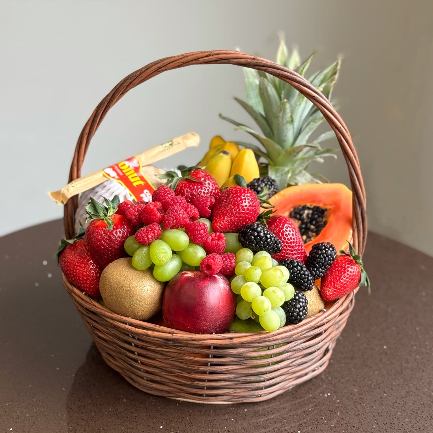 Фруктовая корзина с кокосом, ананасом и папайей "Нектар"